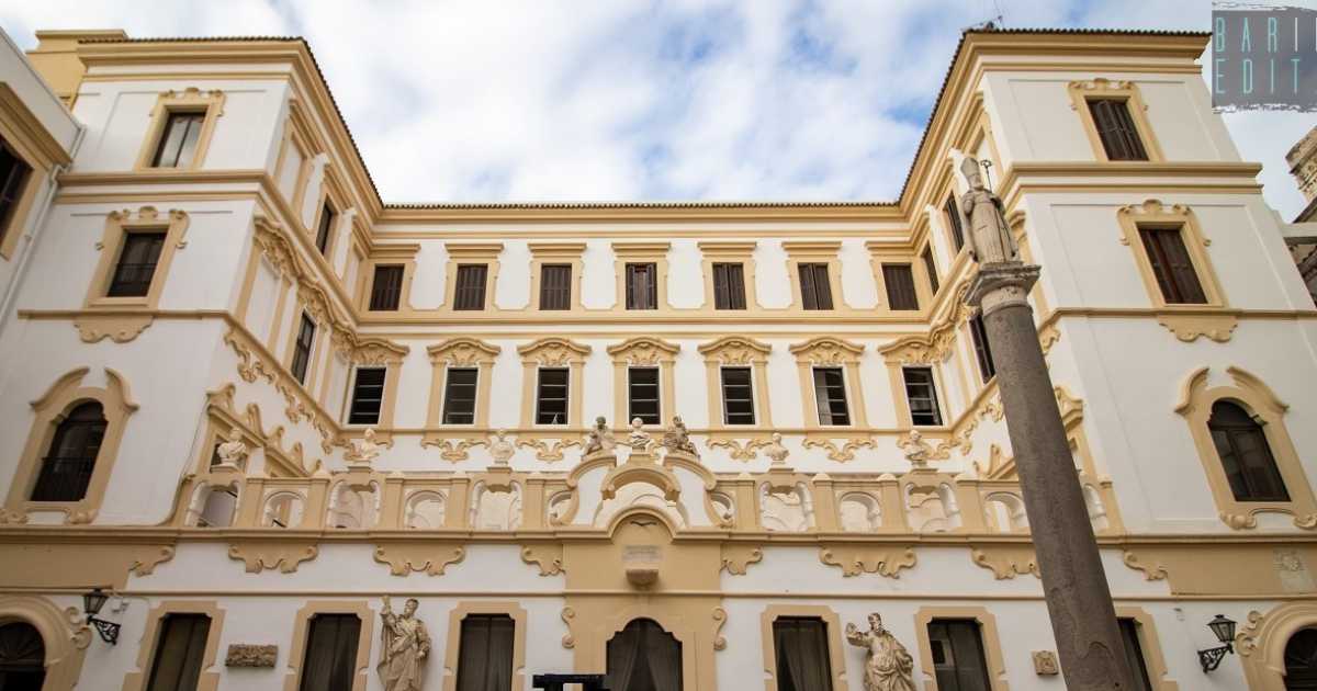 Un'enorme dimora che sfugge agli occhi dei baresi: � il secolare Palazzo Arcivescovile
